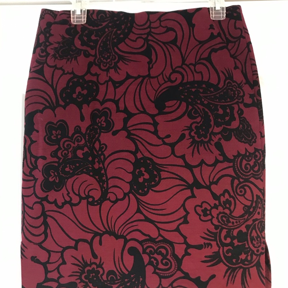 Ann Taylor LOFT skirt, size 6, Maroon and Black